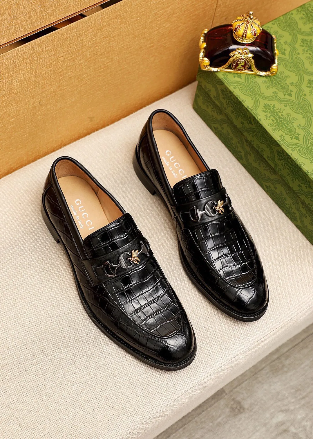 Men's shoes 💰462 💐 Product trademark: GUCCI "Gucci" casual leather shoes Regular size: 38-44 (45.46🉑️customized) Product materials: Selected imported first-layer calfskin embossed upper + luxury hardware buckle, imported water-dyed cow leather lining. Strong three-dimensional visual effect, combined outsole Color: 2⃣️colors available